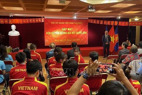 Gặp mặt, giao lưu cùng đội tuyển bóng đá nữ Việt Nam tại Pháp