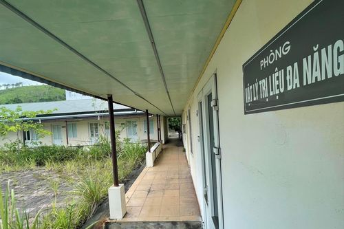 Dân sống khổ sở cạnh 'bệnh viện ma'