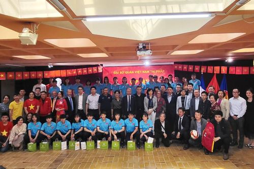 ĐT nữ Việt Nam được đón tiếp nồng nhiệt, ra sân tập ngay trong ngày đầu tiên tại Pháp
