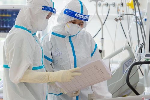 Thủ tướng: Rà soát số lượng y bác sỹ nghỉ việc, sửa đổi phụ cấp ưu đãi ngành y
