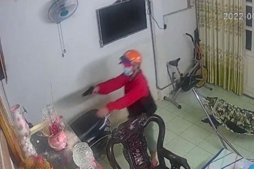 Dùng súng giả xông vào nhà người dân uy hiếp cướp vàng