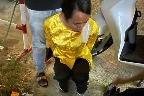 Cải trang thành phụ nữ mặc áo bà ba đi bán ma túy