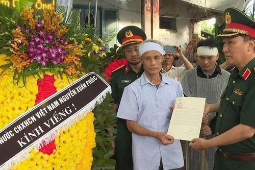 Thăng quân hàm cho Trung tá quân đội cứu người đuối nước