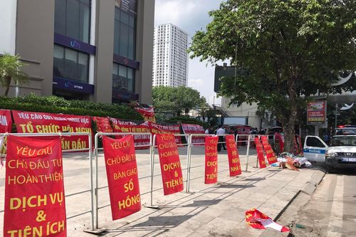 Hà Nội: Cư dân đội nắng, căng băng rôn đòi quyền lợi tại dự án King Palace