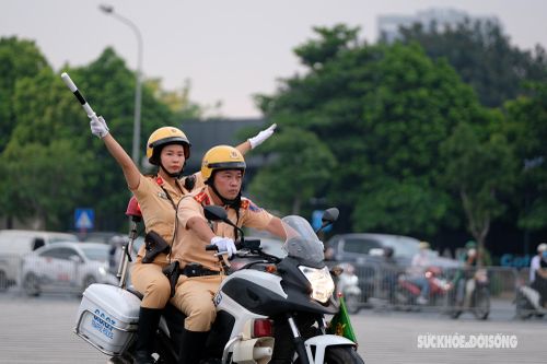 Những 'bông hồng vàng' trên từng cây số của lực lượng cảnh sát giao thông