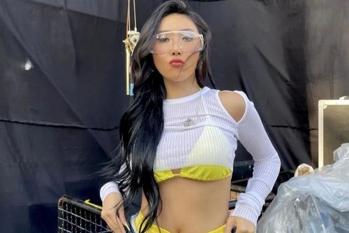 Hwasa ở lễ hội dùng 300 khối nước