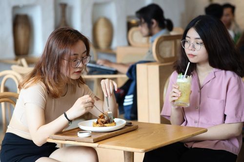 Bữa trưa đắt đỏ của dân văn phòng ở Phú Mỹ Hưng, Sala