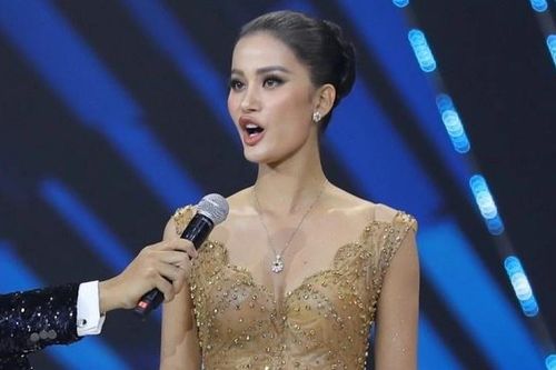 Thí sinh Hoa hậu Hoàn vũ bật khóc sau phần nói tiếng Anh
