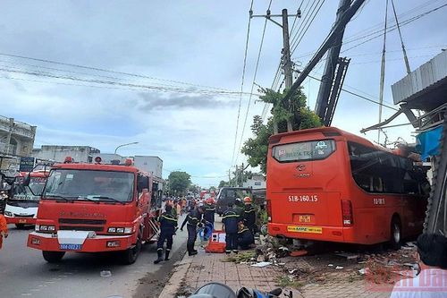 Xe khách lao vào quán cà phê, 5 người thương vong