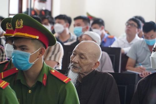 Hoãn xét xử vụ 'Tịnh thất Bồng Lai' vì 15 người vắng mặt