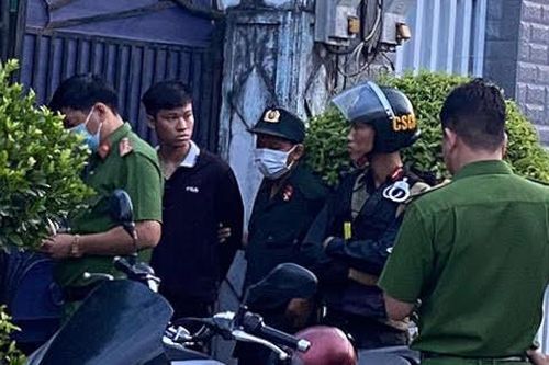 Hình ảnh nạn nhân ngã gục xuống đường sau khi bị bắn trong vụ hỗn chiến