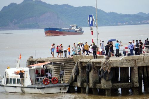 Bến phà ra đảo Cát Bà tái diễn cảnh kẹt cứng dù giữa tuần