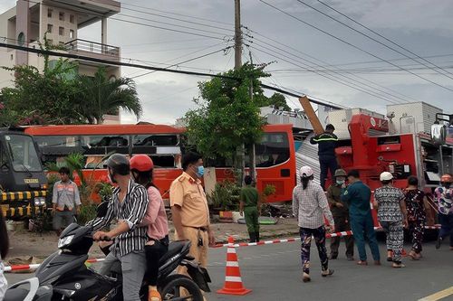 Xe khách Phương Trang lao vào quán cà phê, 1 người chết, 3 bị thương