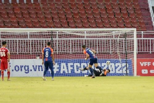 Trọng tài mắc sai lầm khiến Viettel nhận bàn thua oan trước Hougang