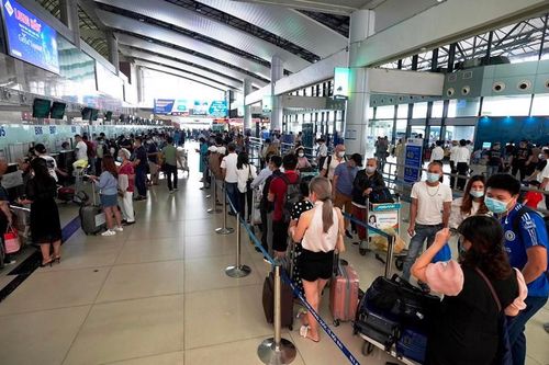 Hơn 5.600 chuyến bay trễ giờ khiến hành khách bức xúc, Bộ Giao thông vận tải đề nghị các hãng chấn chỉnh