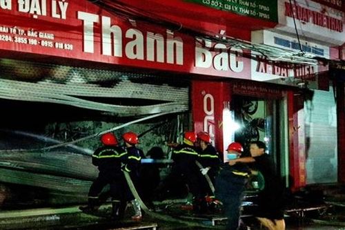 Cảnh sát cứu 5 người thoát khỏi đám cháy trong đêm