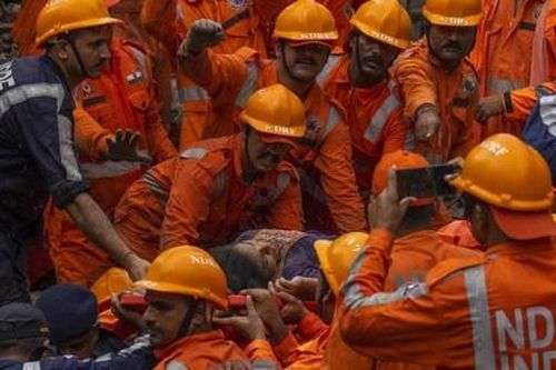 Sập tòa nhà 4 tầng ở Ấn Độ, nhiều người thương vong