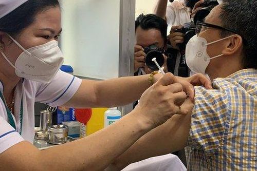 Phó Thủ tướng Vũ Đức Đam, Thứ trưởng Đỗ Xuân Tuyên tiêm mũi 4 vaccine COVID-19 tại TP.HCM