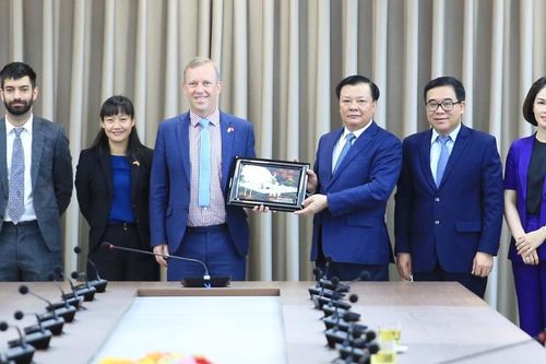 TP Hà Nội mong muốn hợp tác với Anh trong sử dụng năng lượng sạch