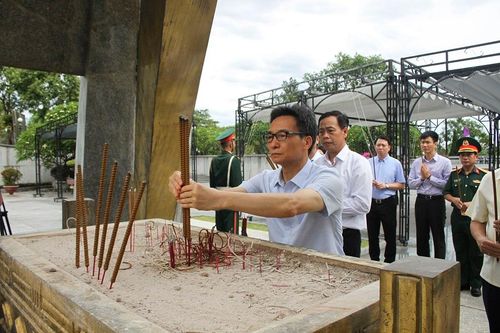 Phó Thủ tướng Vũ Đức Đam dâng hương, tưởng niệm các anh hùng liệt sĩ tại Quảng Trị