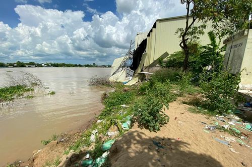 An Giang: Sạt lở bờ sông Hậu, đe dọa quốc lộ 91 và 104 hộ dân