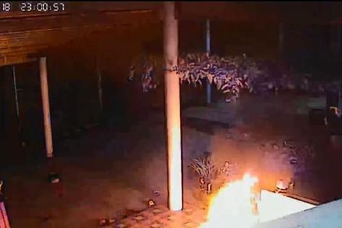 Tạm giam đối tượng chỉ đạo ném 'bom xăng' vào nhà bố vợ cũ lúc đêm khuya