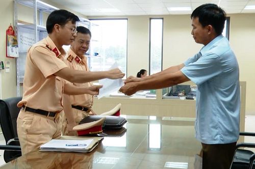Doanh nghiệp ký cam kết không vi phạm các quy định về tải trọng phương tiện