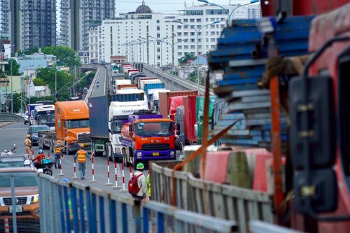 Dòng xe xếp hàng dài, nhích từng chút qua cầu Phú Mỹ