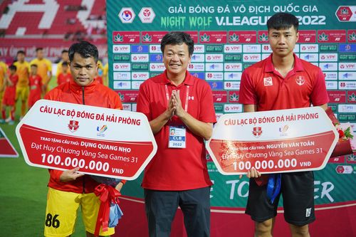 Văn Toản, Quang Nho nhận thưởng 200 triệu đồng