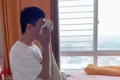 Kèm con học cả năm, ông bố khóc nức nở vì con đạt 6/100 điểm