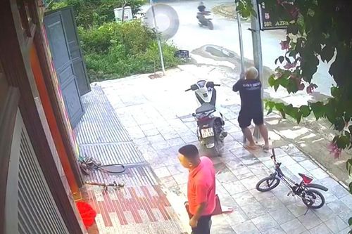 Xôn xao clip nam thanh niên tử vong khi chạm tay vào cột sắt