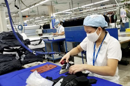 Áp dụng lương tối thiểu mới: Có giúp người lao động đỡ khó?
