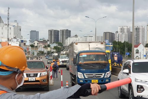 Ngày đầu chắn một phần cầu Phú Mỹ sửa khe co giãn, giao thông rối loạn
