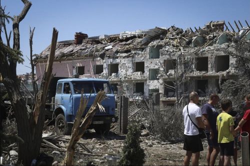 Nổ rung chuyển thành phố Ukraine, EU định trừng phạt vàng Nga