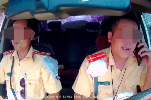 Công an Hậu Giang lên tiếng việc CSGT vừa lái ô tô, vừa nghe điện thoại