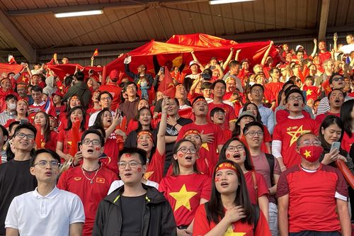 Quang cảnh trận giao hữu giữa đội tuyển bóng đá nữ Việt Nam và Pháp
