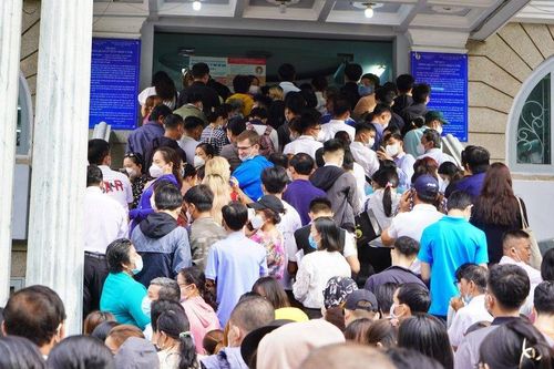 Tp.HCM: Quá tải cấp hộ chiếu mẫu mới, người đăng ký tăng đột biến