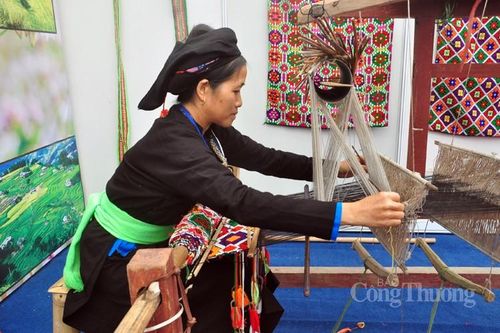 Thổ cẩm luôn đồng hành cùng đồng bào Tày