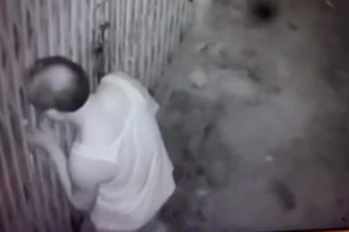 Cô gái bị hàng xóm viết thư xin 'ngủ cùng'