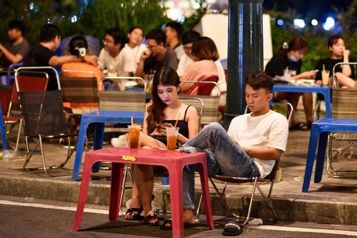 Bị chèo kéo, chen lấn khi vui chơi ở chân cầu Thủ Thiêm 2