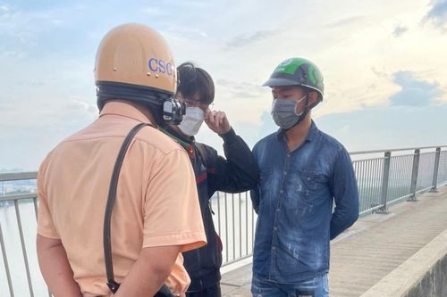 CSGT kịp thời can ngăn nam thanh niên định nhảy cầu Phú Mỹ tự tử