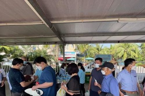 Bão tan, hàng trăm chuyến tàu tham quan vịnh Hạ Long được rời bến