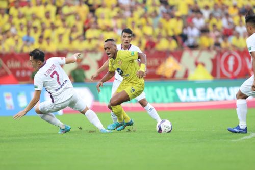 Ngoại binh đá hỏng penalty, Nam Định thua cay đắng Bình Dương trên Thiên Trường