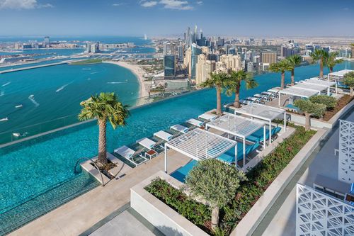 Ngắm view triệu đô của bể bơi vô cực tầng 77 cao nhất thế giới