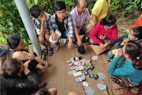 Bắt quả tang 11 đối tượng sát phạt trong khu mộ giữa cánh đồng