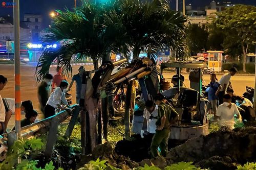 Điều khiển xe múc cứu người nhưng lại múc trúng đầu nạn nhân