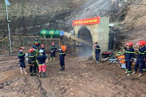 Hàng trăm người đang nỗ lực cứu công nhân bị cuốn trôi trong hầm thủy điện ở Điện Biên