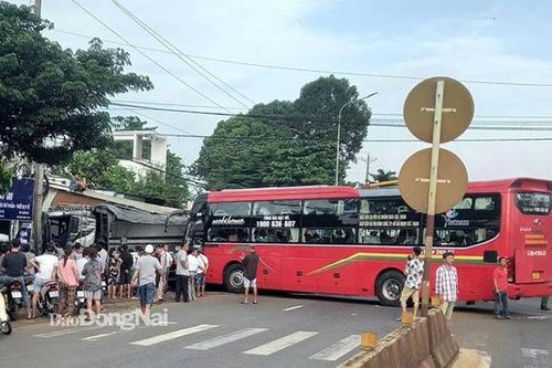 Tai nạn liên hoàn, kẹt xe kéo dài trên quốc lộ 1