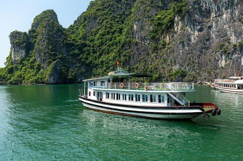 Bão tan, tàu du lịch trên vịnh Hạ Long hoạt động trở lại