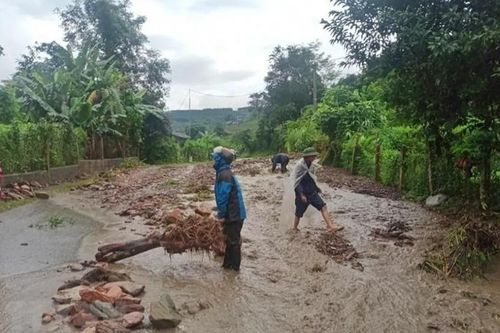 Mưa lớn gây sạt lở, ách tắc trên Quốc lộ 12 và 4H ở Điện Biên